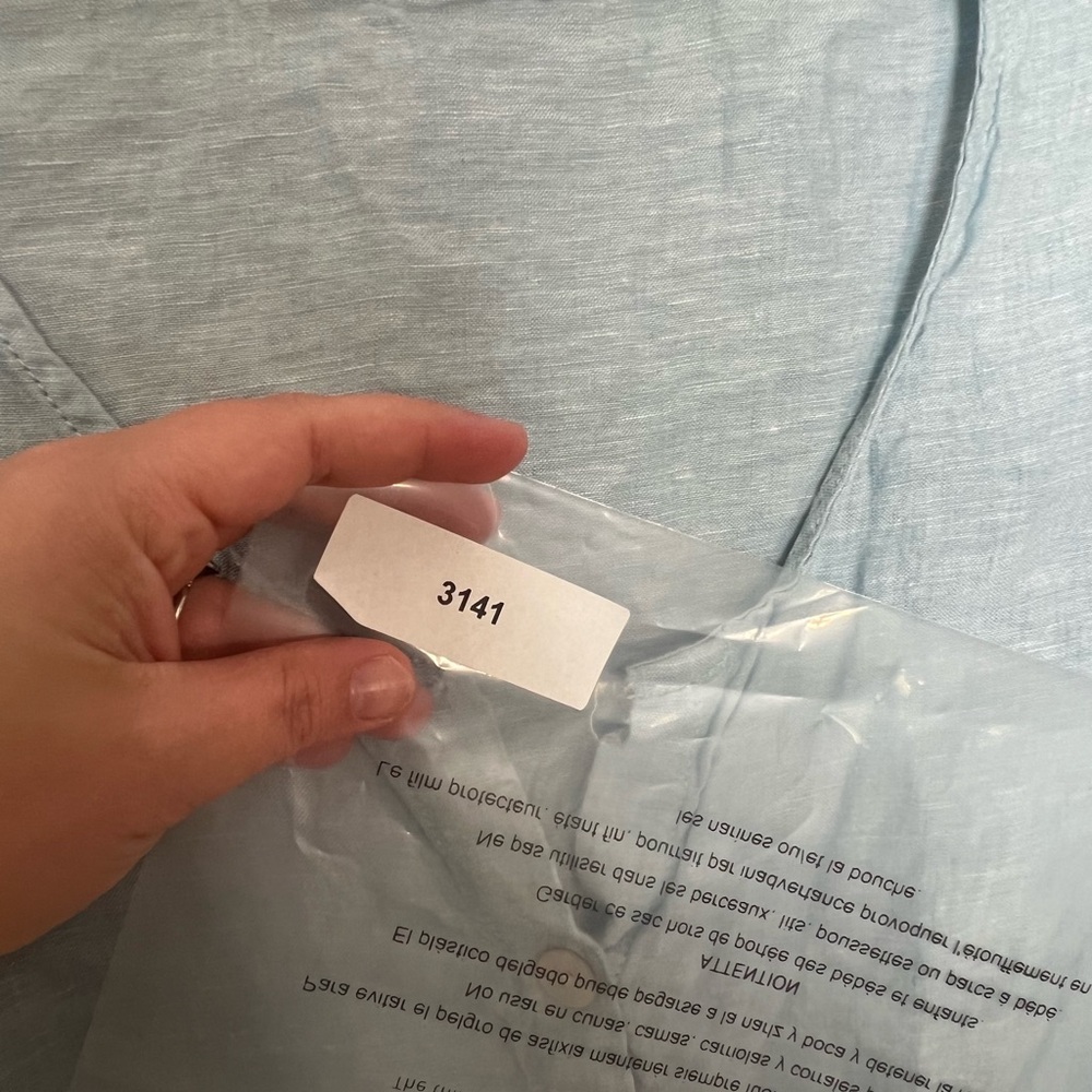 Sigrid Olsen Woman Size Medium 100% linen roll-tab tunic blouse in a light blue - Picture 7 of 7
